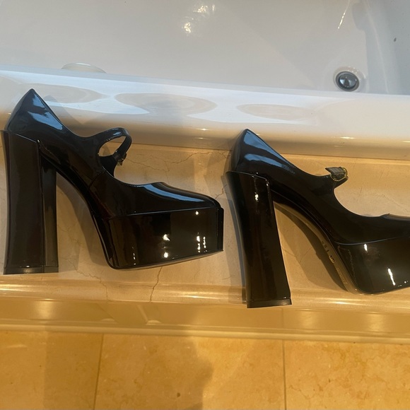 Stuart Weitzman black patent Sky High Mary Jane pump. Size 9. - Picture 4 of 13